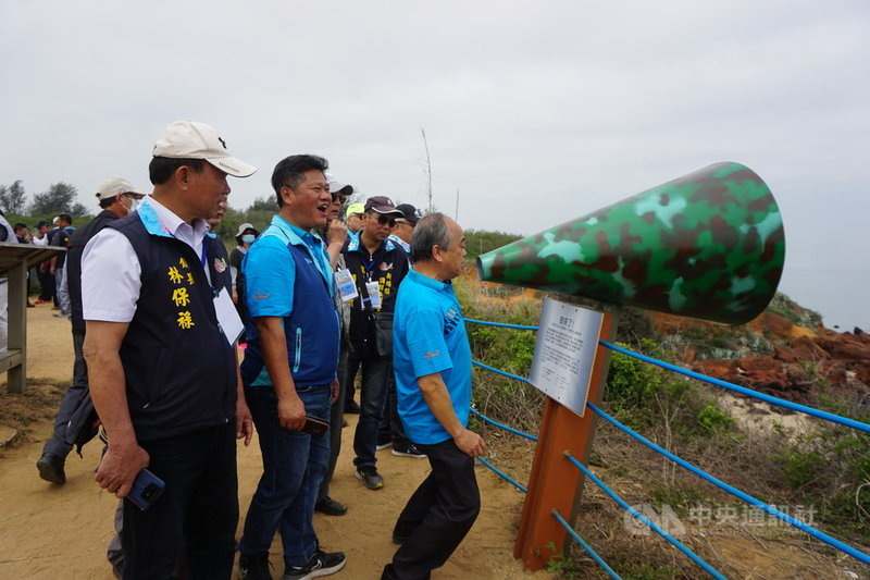 金門縣金寧鄉石蚵小麥文化季11日在古寧頭和平紀念公園廣場登場,金寧鄉長楊忠俊(左2)表示,今年新亮點是閉幕當天將在北山播音牆前舉行「未成年告白主張」活動,應屆畢業生可以利用大喇叭進行告白。中央社記者黃慧敏攝 110年4月11日
