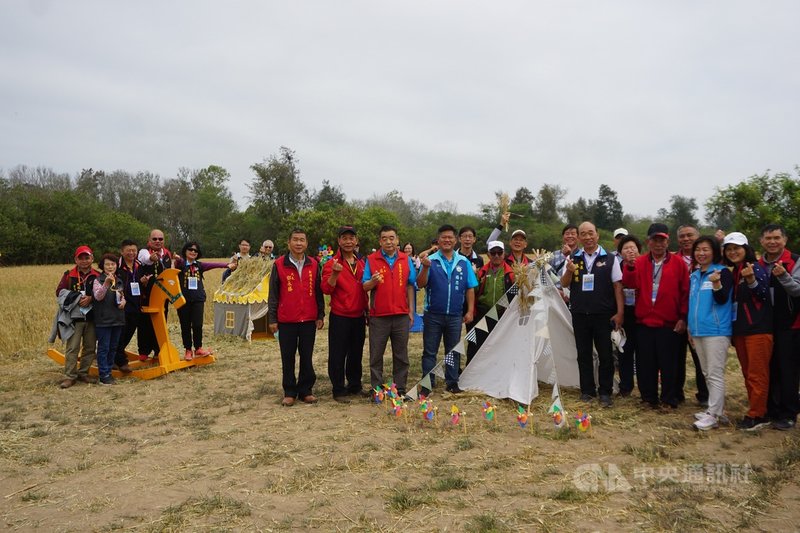 金門縣金寧鄉石蚵小麥文化季11日在古寧頭和平紀念公園廣場登場,新竹縣新埔鎮長林保祿(前排右5)等54人跨海出席力挺。中央社記者黃慧敏攝 110年4月11日