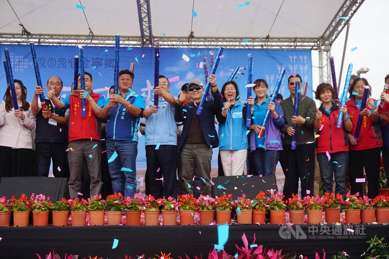 金門縣金寧鄉石蚵小麥文化季11日在古寧頭和平紀念公園廣場登場,金門縣政府秘書長陳朝金(左5)、金寧鄉長楊忠俊(左4)等人共同宣告活動展開。中央社記者黃慧敏攝 110年4月11日