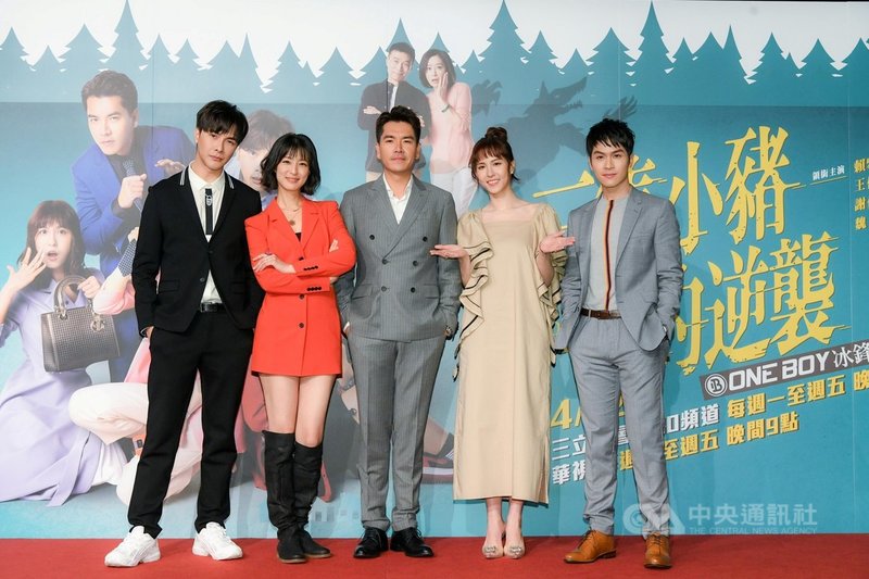 三立、華視共同合作全新華劇「三隻小豬的逆襲」,演員王傳一(中)在劇中被賴雅妍(左2)呼巴掌,沒想到賴雅妍力道稍微沒拿捏好,一巴掌來真的,王傳一笑說自己當下耳鳴昏倒在旁。(三立提供)中央社記者陳秉弘傳真 110年4月11日