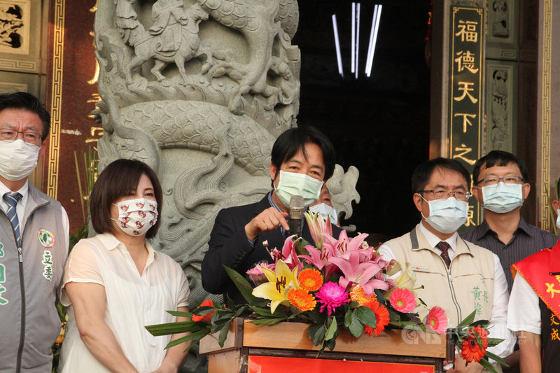 副總統賴清德(左3)11日下午到台南市新營大將公廟參香,賴副總統致詞時表示,他在廟內參香時特別向神明祈求,希望能護佑台南早日天降甘霖。中央社記者楊思瑞攝 110年4月11日