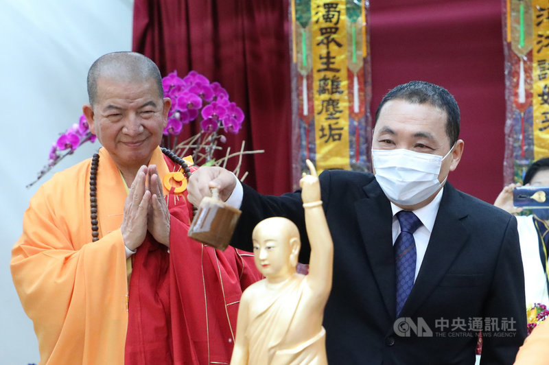 新北市長侯友宜(右)11日出席在三重綜合體育館舉辦的「浴佛節慶典大會」,參與浴佛及誦念心經迴向給太魯閣號事故傷亡者,祈求台灣國泰民安。中央社記者王鴻國攝 110年4月11日