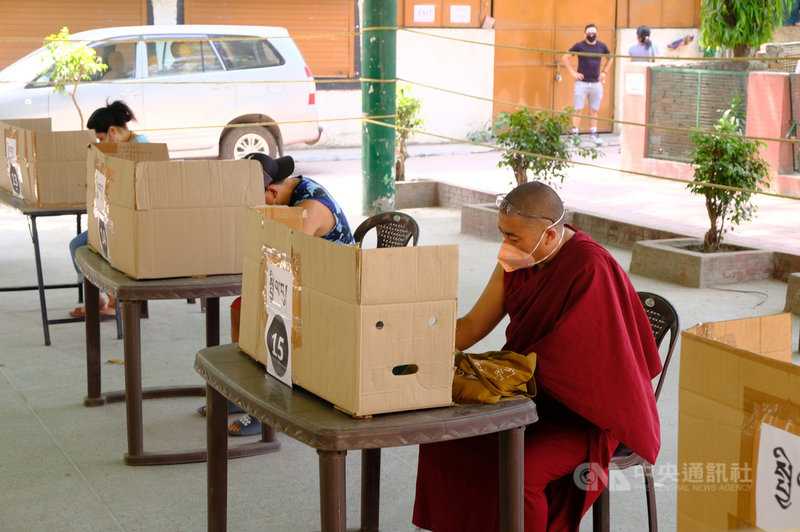 全球8萬多名登記為選民的流亡藏人,11日在各地參加西藏流亡政府司政和議員第二輪投票。新德里西藏村的投票所,許多藏人正在圈選屬意的候選人。中央社記者康世人新德里攝 110年4月11日