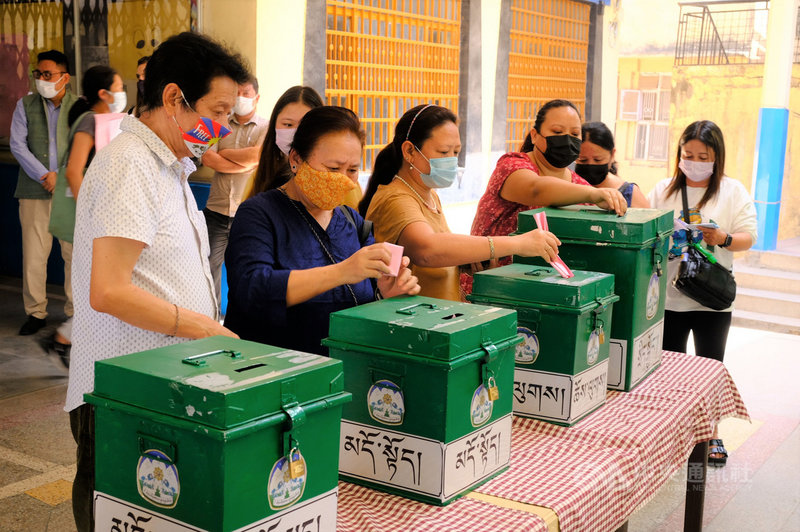 全球8萬多名登記為選民的流亡藏人,11日在各地參加西藏流亡政府司政和議員第二輪投票。新德里西藏村的投票所,一早有許多藏人排隊投下神聖的選票。中央社記者康世人新德里攝 110年4月11日