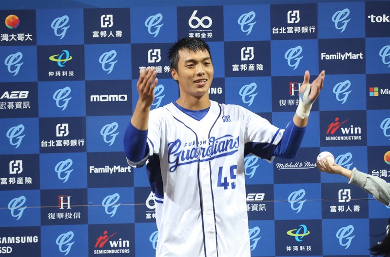 中華職棒富邦悍將新秀莊韋恩10日生涯一軍初登場,不但首安出爐,延長賽10局下滿壘時更敲出再見安打,成為中職第一人初登場就敲再見安。(富邦悍將提供)中央社記者楊啟芳傳真 110年4月10日