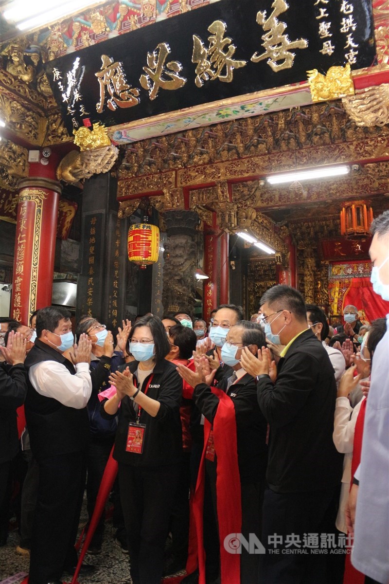 苗栗縣通霄鎮白沙屯拱天宮媽祖徒步進香11日深夜將起駕出發,總統蔡英文(前左2)下午到拱天宮參香,並致贈「善緣必應」匾額。中央社記者管瑞平攝 110年4月11日