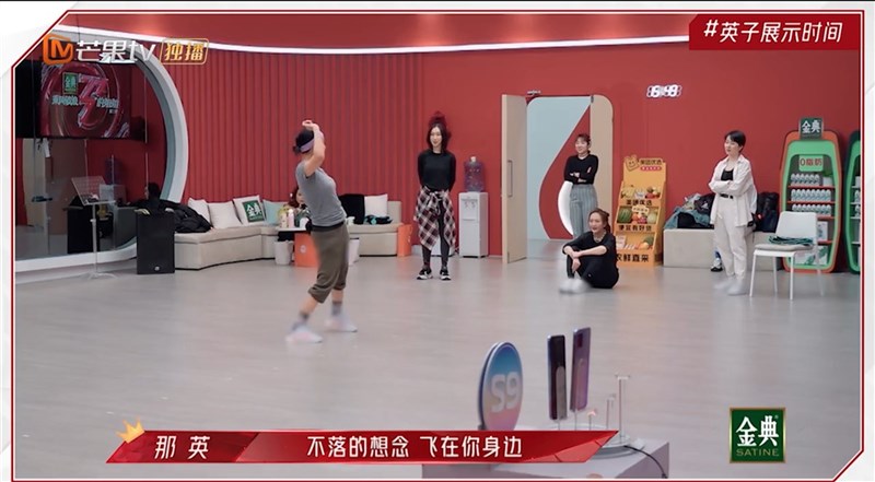 新疆棉議題持續延燒,中國熱播的綜藝節目「乘風破浪的姐姐」近期將藝人鞋子的品牌標誌打上馬賽克。(取自芒果TV)中央社 110年4月11日