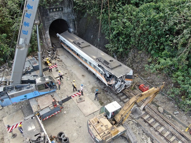 台鐵太魯閣號發生重大死傷事故,花蓮地檢署11日證實罹難者為49人。圖為6日工作人員將車廂從隧道中拉出。(中央社檔案照片)