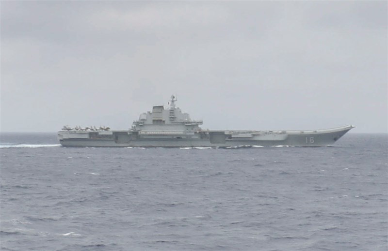 據美國海軍發布照片，美軍驅逐艦馬斯廷號近距離觀察遼寧號動向，放大照片後，遼寧號舷號16清晰可見。（圖取自美國海軍網頁www.navy.mil）
