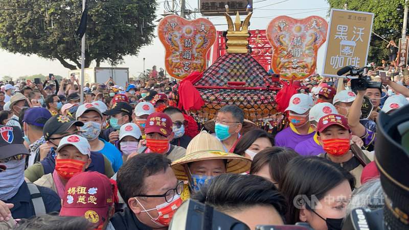 台中市大甲鎮瀾宮媽祖遶境進香活動9日深夜展開,大甲媽祖鑾轎11日進入雲林縣時,逾萬人擠在西螺大橋接駕。中央社記者姜宜菁攝 110年4月11日
