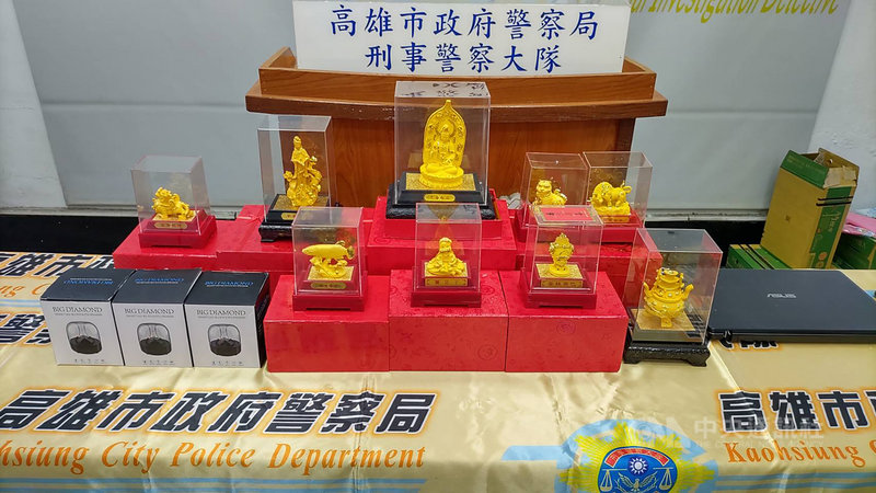 高雄市刑警大隊11日宣布,偵破一起網路上以買空賣空的方式3方詐騙案,造成真買家付了錢卻沒收到貨,真賣家損失了貨品,金融帳戶也遭警示凍結,全案依違反詐欺罪嫌將犯嫌送辦。圖為查扣證物。(高雄市刑警大隊提供)中央社記者王淑芬傳真 110年4月11日