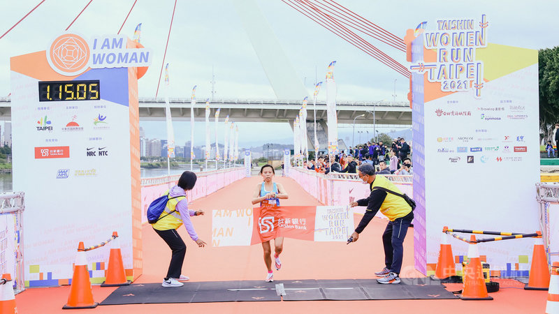 2021台新女子路跑11日在台北市政府市民廣場起跑,吸引近萬名女性跑者參賽,名將曹純玉(中)參加半馬個人組,以1小時15分6秒奪冠。(路跑協會提供)中央社記者黃巧雯傳真 110年4月11日