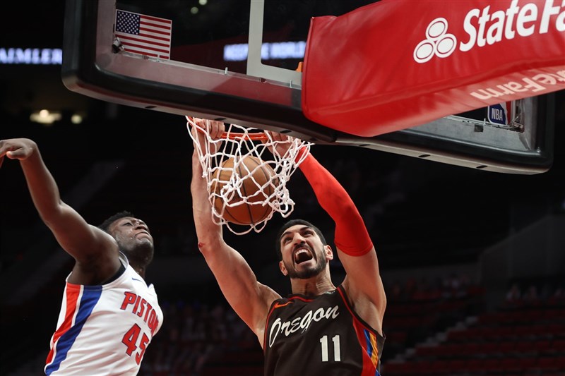 美國職籃NBA波特蘭拓荒者土耳其中鋒坎特(右)11日迎戰底特律活塞,繳出24分與生涯新高30籃板。(圖取自facebook.com/trailblazers)