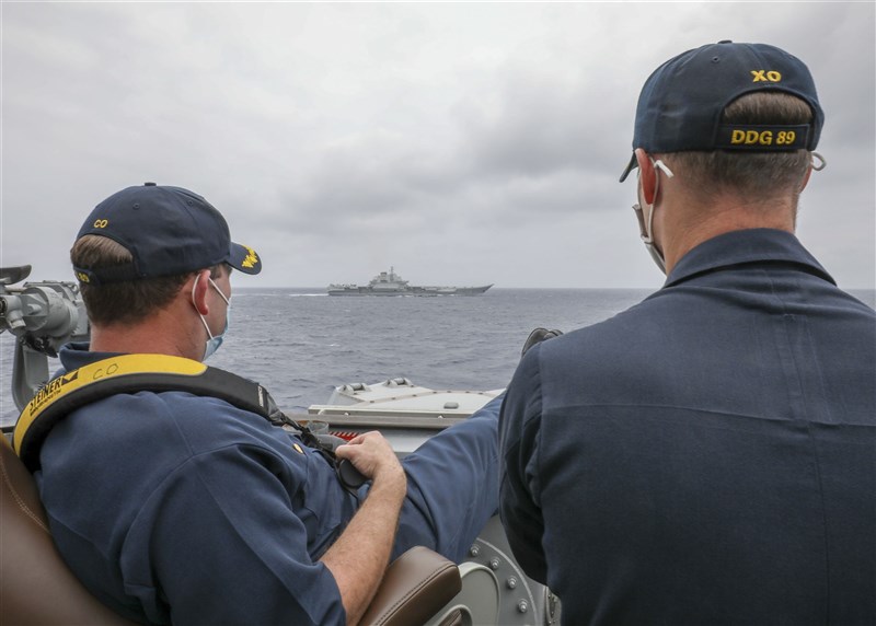 據美國海軍發布照片，美軍驅逐艦馬斯廷號艦長布瑞格斯中校（左）和副艦長斯萊中校4日近距離觀察遼寧號動向。（圖取自美國海軍網頁www.navy.mil）