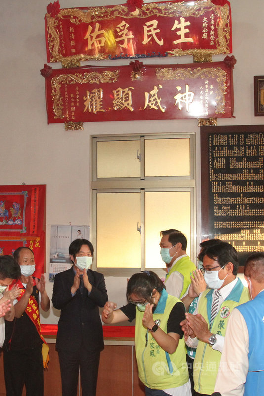 副總統賴清德(左2)11日下午出席台南市新營大將公廟建廟355週年遶境活動,並贈匾「生民孚佑」。中央社記者楊思瑞攝 110年4月11日