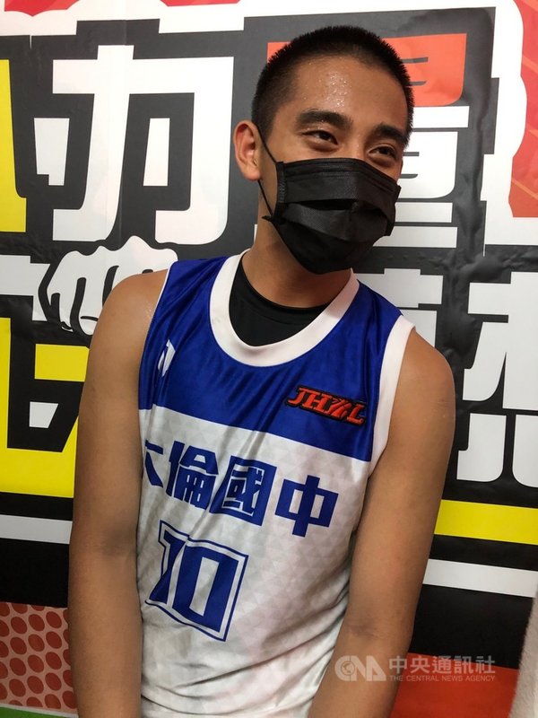 國中籃球聯賽(JHBL)男子組季軍戰11日上演「苗栗內戰」,大倫國中林現惟繳出27分、17籃板,率隊以80比67擊退明仁國中,拿下季軍。中央社記者黃巧雯攝 110年4月11日