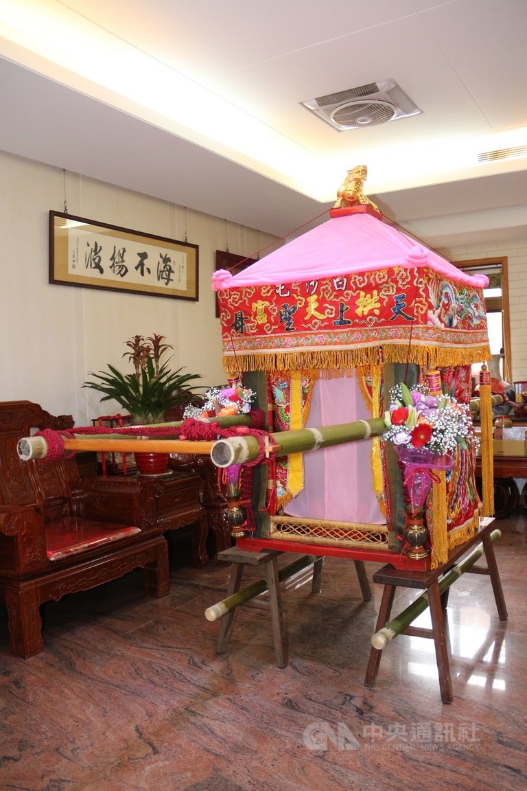 苗栗縣通霄鎮白沙屯拱天宮媽祖徒步進香11日深夜將起駕出發,媽祖鑾轎轎頂覆蓋一層可遮雨的粉紅色薄帆布,因進香期間時而疾行,速度飛快,被信徒形容為「粉紅超跑」。中央社記者管瑞平攝 110年4月11日