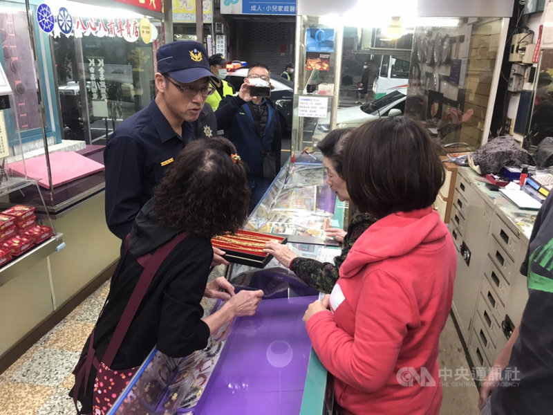 苗栗市中正路一間銀樓7日晚間遭兩名歹徒以榔頭敲破櫥窗,搶走價值約新台幣60萬元金飾後騎機車逃逸;警方12日宣告偵破逮捕劉姓、謝姓男子,移送檢方聲押獲准,追回部分金飾。(警方提供)中央社記者管瑞平傳真 110年4月12日