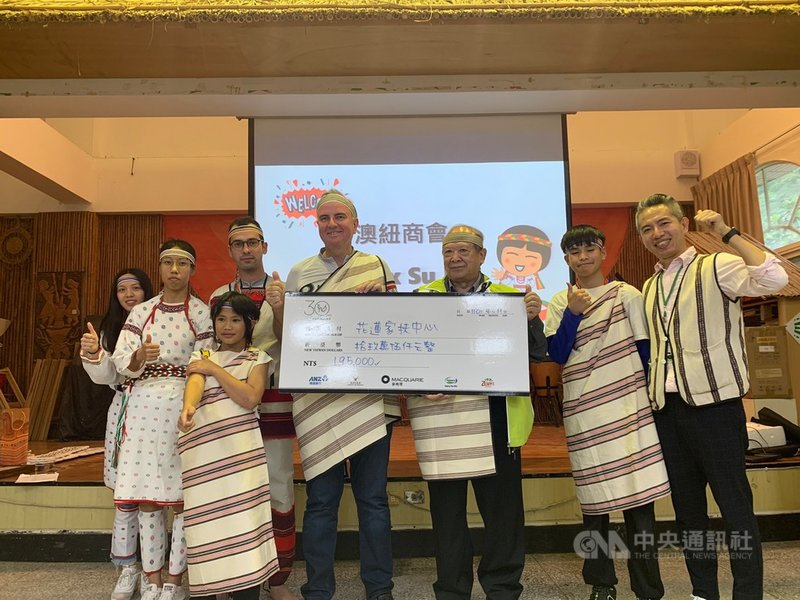 台北市澳洲紐西蘭商會單車環島公益活動11日來到花蓮,並在秀林鄉達基力部落的社區據點與家扶孩子們共同舉辦「慈善捐贈暨文化交流活動」,捐贈花蓮家扶中心新台幣19萬5000元。(花蓮家扶中心提供)中央社記者李先鳳傳真 110年4月12日