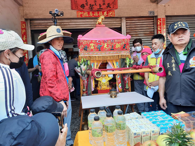 苗栗白沙屯拱天宮媽祖11日深夜起駕前往雲林朝天宮徒步進香,12日鑾轎進入台中市清水區。(民眾提供)中央社記者郝雪卿傳真 110年4月12日