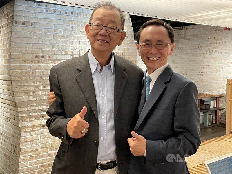 台開12日召開臨時董事會,通過副董事長選舉案,由資深媒體人吳子嘉(右)出任,左為台開董事長邱復生。中央社記者蔡芃敏攝 110年4月12日