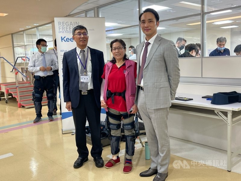 代工廠緯創旗下緯創醫學科技12日宣布攜手羅東博愛醫院,啟用智能復健機器人中心,共同發展復健醫療新模式,記者會邀請緯創醫學總經理黃俊東(左1)、羅東博愛醫院執行長許豪(右1)出席。中央社記者吳家豪攝 110年4月12日