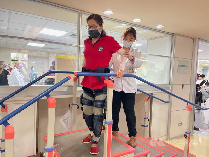代工廠緯創旗下緯創醫學科技12日宣布攜手羅東博愛醫院,啟用智能復健機器人中心,其中外骨骼機器人可主動偵測穿戴者的關節動作變化,配合使用者的行動能力,在適當時機給予輔助。中央社記者吳家豪攝 110年4月12日