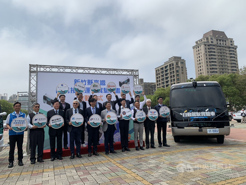 工研院與新竹縣政府12日宣布,15日啟動自駕電動巴士在竹北市區與新竹高鐵站之間接駁測試,測試初期在夜間時段進行,後期在日間運行,最後實際上路載客時間,仍需評估測試結果與試車牌申請狀況而定。中央社記者郭宣彣攝 110年4月12日