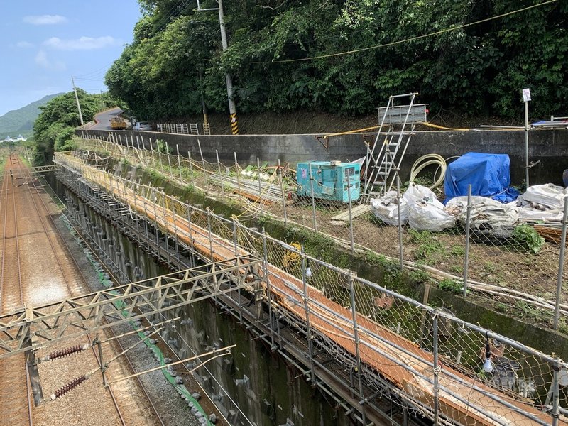 台鐵推鐵路行車安全改善6年計畫工程,其中宜蘭縣K30+691處進行地錨邊坡改善工程。中央社記者沈佩瑤攝 110年4月12日
