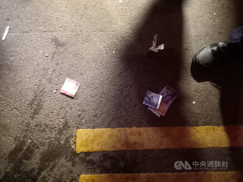 苗栗縣通霄警分局12日指出,白沙屯媽祖進香起駕前有數萬名香客湧入拱天宮周邊,一名75歲「祖師爺級」林姓竊盜慣犯混入人群下手扒竊,所幸民眾警覺揪出,遭便衣員警逮捕送辦。圖為林嫌得手的現金被丟至地面。(通霄分局提供)中央社記者管瑞平傳真 110年4月12日