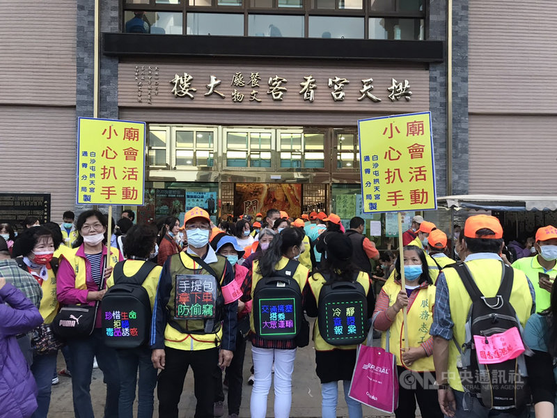 苗栗通霄白沙屯媽祖進香活動吸引數萬香客湧入,通霄分局規劃縝密勤務,並動員志工組成「防扒竊宣導團」,以醒目看板標語或行動電子跑馬燈隨時提醒民眾小心扒手、留意身上財物。(通霄分局提供)中央社記者管瑞平傳真 110年4月12日