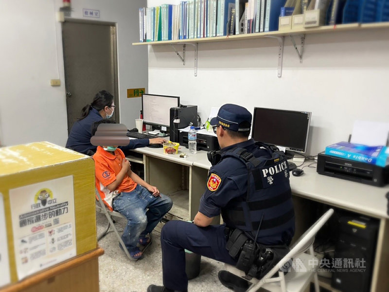 新北市一名楊姓男童(中)3月30日凌晨獨自走到雲林縣斗六派出所求救,警方煮泡麵讓男童果腹並協助通知家人,結束200公里的流浪記。(警方提供)中央社記者姜宜菁傳真 110年4月12日