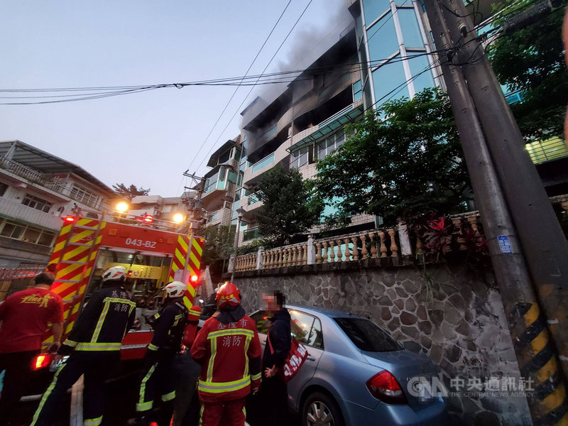 基隆市正義路一間補習班12日下午6時許突然起火燃燒,消防局獲報後立即派員前往布設水線灌救,所幸火勢很快受到控制,沒有人員受傷。(讀者提供)中央社記者王朝鈺傳真 110年4月12日