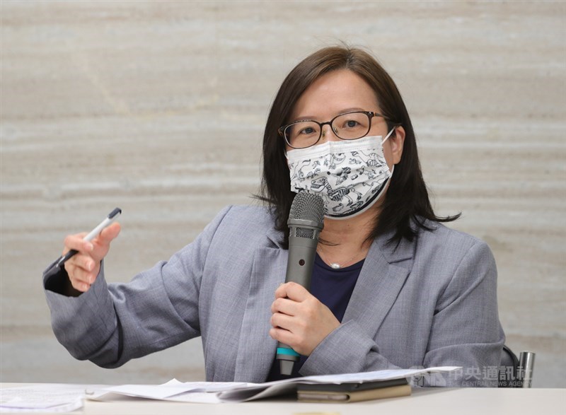 台鐵太魯閣號發生重大死傷事故,據衛福部統計,截至11日已湧入新台幣8億多元善款。衛福部次長李麗芬(圖)12日晚間出席記者會說明善款用途。中央社記者謝佳璋攝 110年4月12日
