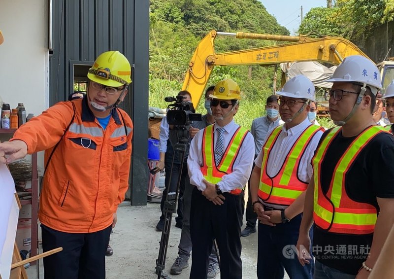立法院交通委員會12日上午到宜蘭縣蘇澳鎮考察台鐵邊坡改善工程,並聽取台鐵局簡報。(立法委員陳歐珀辦公室提供)中央社記者王朝鈺傳真 110年4月12日