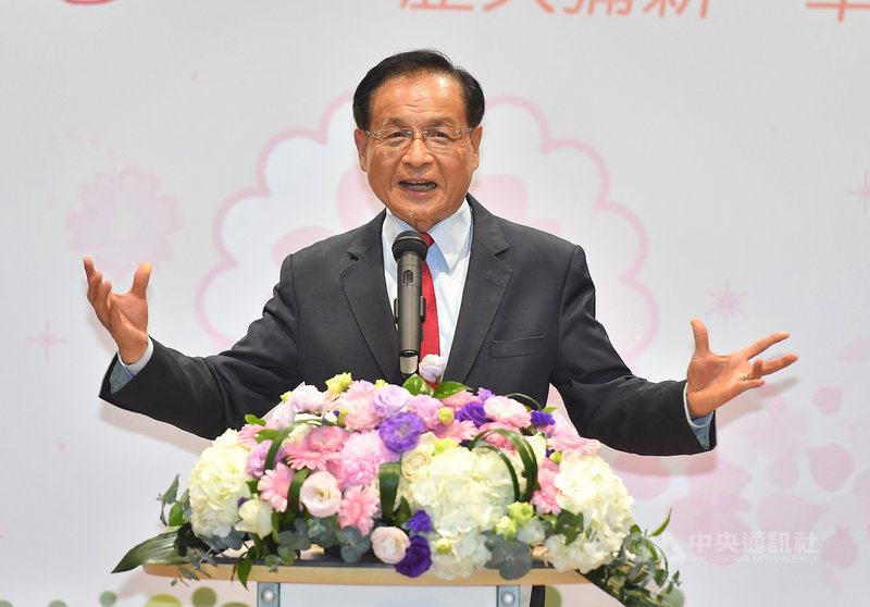 經濟部商業司今年擴大舉辦台灣餅甄選活動,商業發展研究院董事長許添財12日表示,餅沒有國界,只有品質差異及特色競爭,行銷台灣餅的管道很多,將透過虛實合一銷往國內外。中央社記者鄭清元攝 110年4月12日