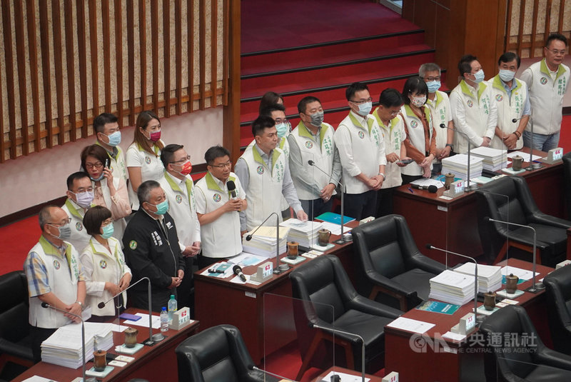 高雄市議會第3屆第5次定期大會12日進行市長施政報告及質詢,民進黨團聯合質詢,肯定市府團隊的施政成果。中央社記者董俊志攝 110年4月12日