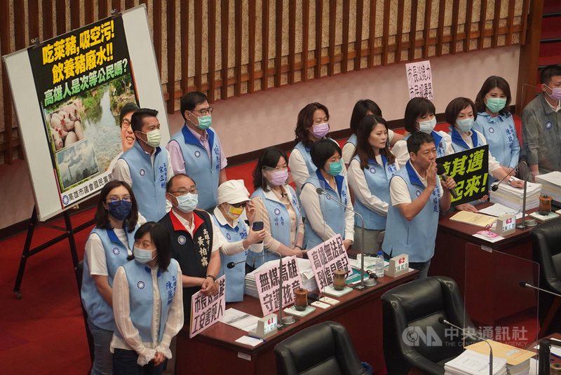 高雄市議會第3屆第5次定期大會12日進行市長施政報告及質詢,國民黨團聯合質詢,議員手持「高雄無法紀到處是慶記」、「市長沒魄力 市民吸毒氣」等標語批評市府。中央社記者董俊志攝 110年4月12日