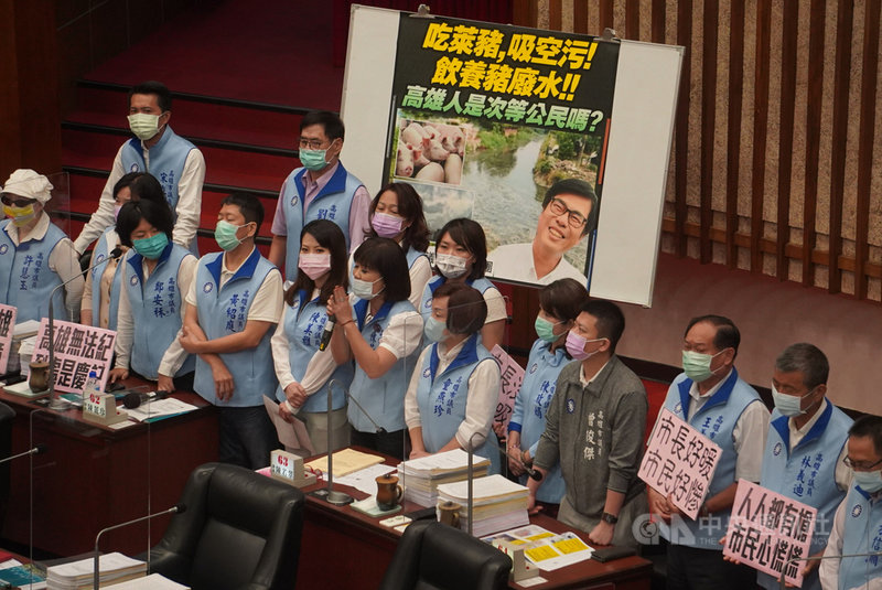高雄市議會第3屆第5次定期大會12日進行市長施政報告及質詢,國民黨團聯合質詢,議員手持「市長好暖、市民好慘」、「人人都有槍 市民心慌慌」等標語批評市府。中央社記者董俊志攝 110年4月12日