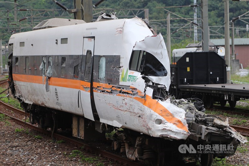台鐵太魯閣號事故導致49死、200多人輕重傷,肇事原因及涉案人,檢方正積極偵辦。法界人士認為,檢方可依「不作為之殺人罪」方向偵辦。圖為太魯閣號事故第8車廂因先撞擊隧道口後再擦撞隧道壁,造成車體扭曲變形,整個車頭被削掉一大半。(中央社檔案照片)