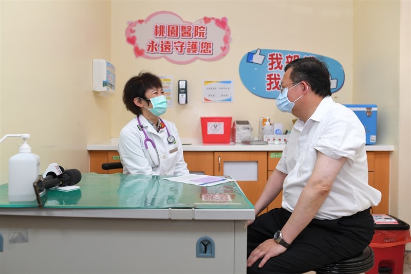 桃園市長鄭文燦(右)12日上午接種AZ疫苗,醫護人員細心的詢問藥物史、過敏史、量測血壓後才進入施打程序。(桃園市政府新聞處提供)中央社記者吳睿騏桃園傳真 110年4月12日