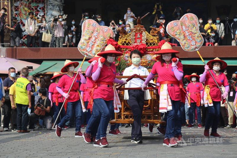 延續200年的台中樂成宮旱溪媽祖遶境十八庄,12日舉行起駕儀式,台中市長盧秀燕(前中)到場恭送媽祖起駕,並祈求國泰民安。中央社記者郝雪卿攝 110年4月12日