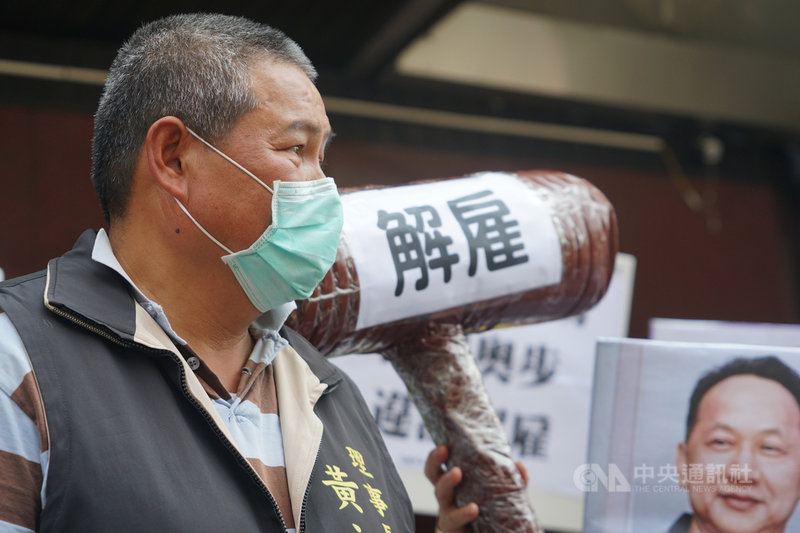 美麗華開發企業工會與桃園市產業總工會12日在勞動部前舉行記者會,遭解僱的美麗華工會理事長黃文正(左)等透過行動劇方式,控訴美麗華公司依企業併購法單方面解雇工會成員、打壓工會。中央社實習記者周怡楨攝 110年4月12日