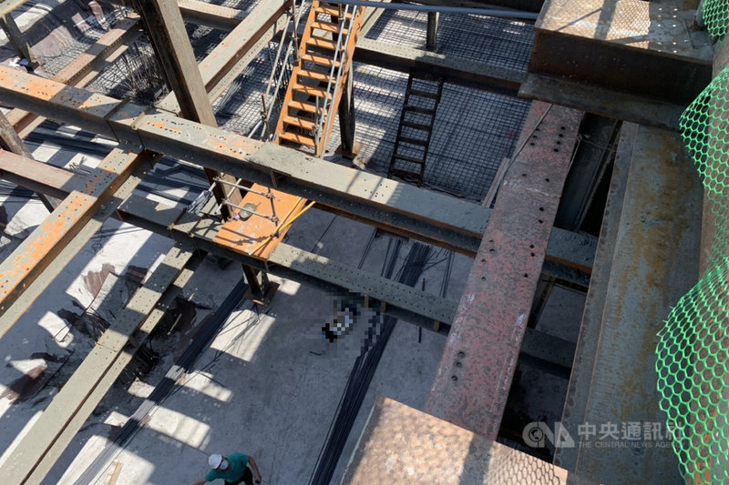 台南市中西區中華西路與南島路口一處地下停車場工地,1名男性工人12日下午疑似作業時不慎墜落約5公尺深的地下樓層,已送往醫院急救。(讀者提供)中央社記者楊思瑞台南傳真 110年4月12日