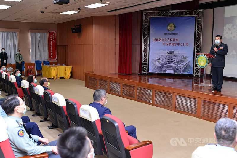 國軍桃園總醫院新建醫療大樓計畫統包工程12日舉辦簽約儀式,軍醫局局長陳建同(右)表示,新醫療大樓成立,能更加完善桃總醫療作業空間配置的整合,同時帶動桃總在高端醫療設備的投資、專業醫療人力的培育與醫療技術的提升,進而架構堅實的全方位醫療。(國軍桃園總醫院提供)中央社記者吳睿騏桃園傳真 110年4月12日