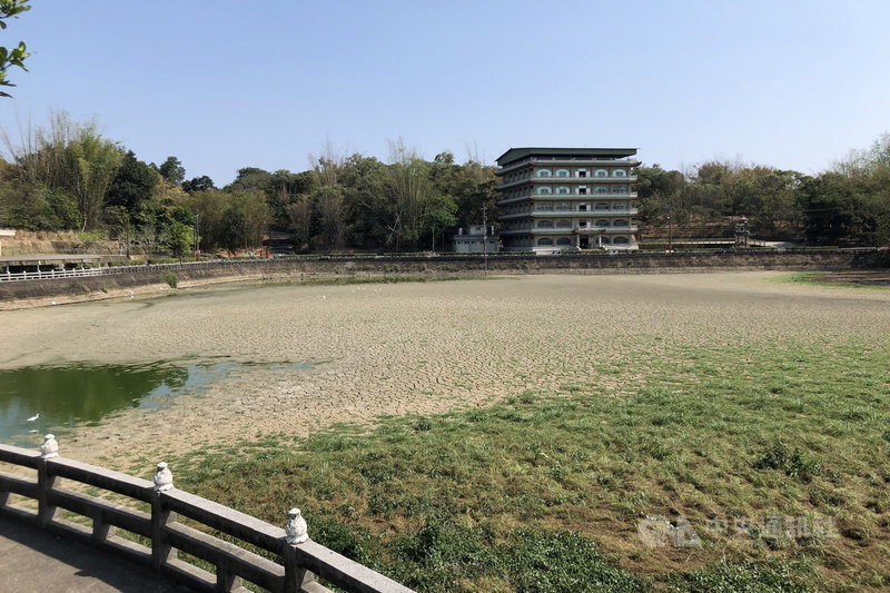 位於台南市六甲區的知名佛教勝地赤山龍湖巖,湖泊近日已接近乾涸,背山面水的美景暫時消失。中央社記者楊思瑞攝 110年4月12日