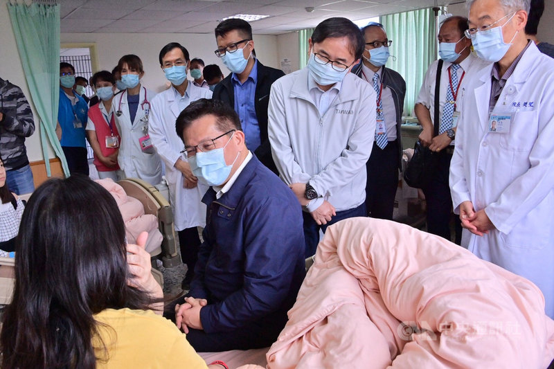 台鐵太魯閣號發生重大死傷事故,交通部長林佳龍(前左2)12日到衛生福利部台東醫院慰問事故傷者及家屬,他表示,已遞交書面辭呈,會盡最大的政治和良心責任,其他事情都等到告一段落後再說。(立委劉櫂豪辦公室提供)中央社記者李先鳳傳真 110年4月12日