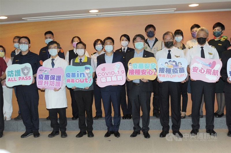 中央流行疫情指揮中心「感謝有您COVID-19疫苗接種」記者會12日在桃園醫院舉行,指揮中心副指揮官陳宗彥(前右4起)、疾管署副署長羅一鈞等施打前合影宣導。中央社記者施宗暉攝 110年4月12日