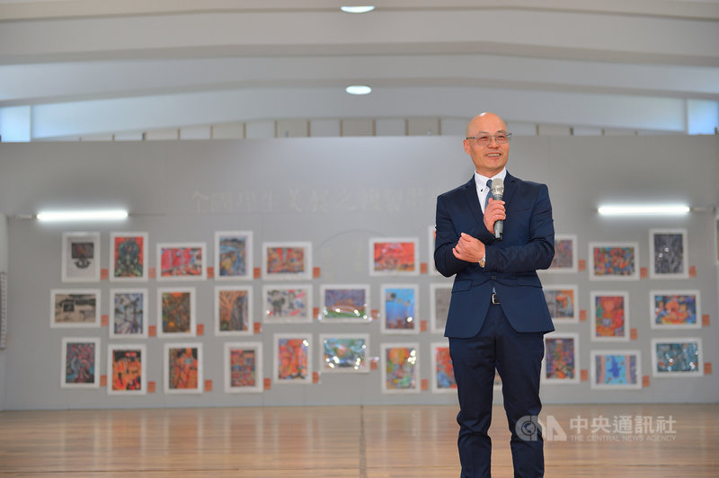 連江縣東引國民中小學校長王禮民(圖)表示,全國美展的作品69屆以來,首度在馬祖展出,也是因為東引學生林禹彤的作品,獲得平面設計類國小中年級組「特優」獎的機緣,讓東引國中小有機會承接展覽。(鄭子駿提供)中央社記者邱筠馬祖傳真 110年4月12日