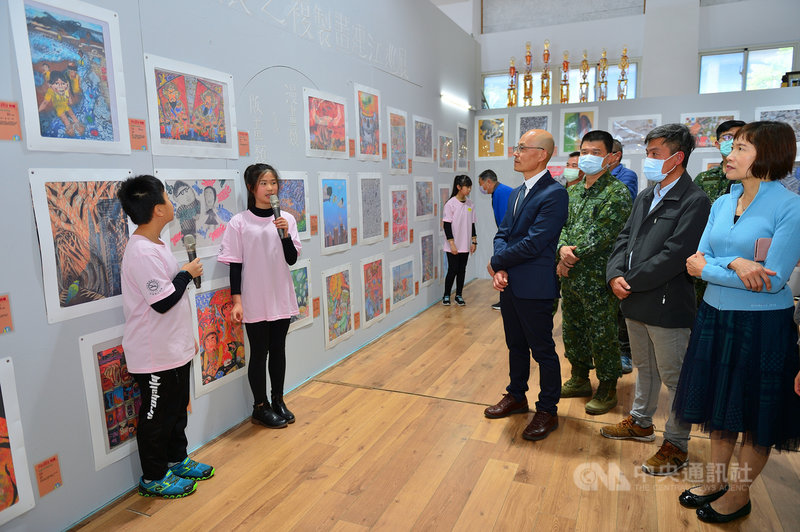 全國學生美術比賽特優作品複製畫巡迴展首度在馬祖展出,12日在東引盛大開幕,並由東引國小四年級學生導覽,與觀展者共享藝術盛宴。(鄭子駿提供)中央社記者邱筠馬祖傳真 110年4月12日
